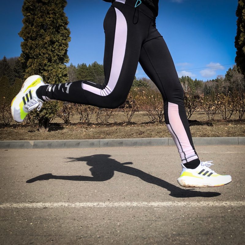 Наш выбор: стильные кроссовки adidas Ultraboost 21 для бега по городу. Изображение номер 9