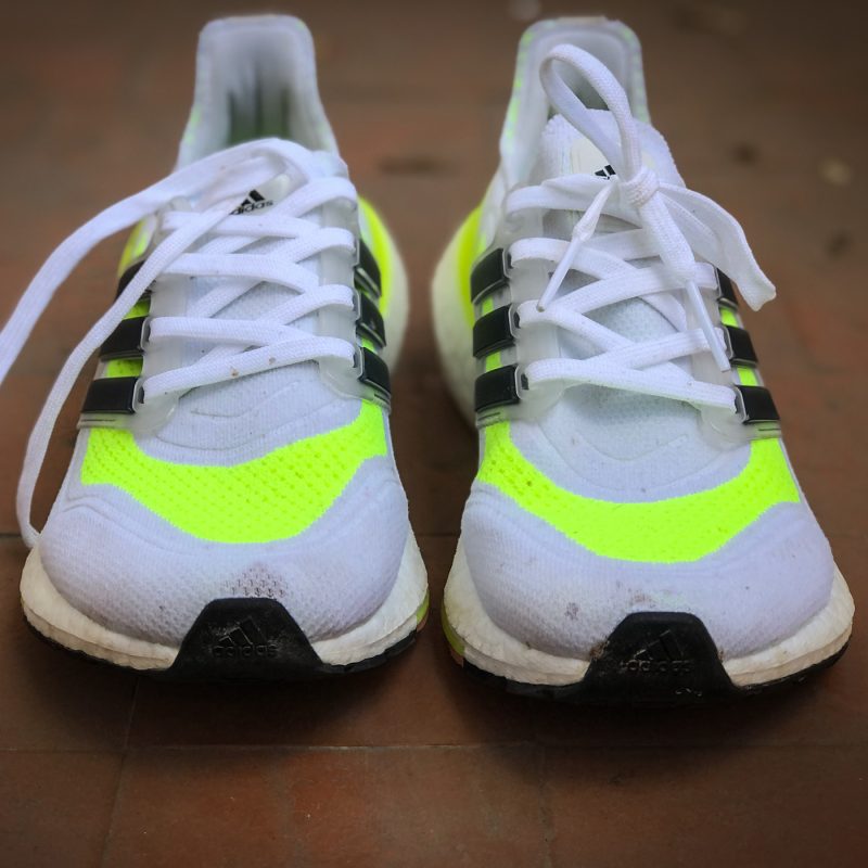 Наш выбор: стильные кроссовки adidas Ultraboost 21 для бега по городу. Изображение номер 3