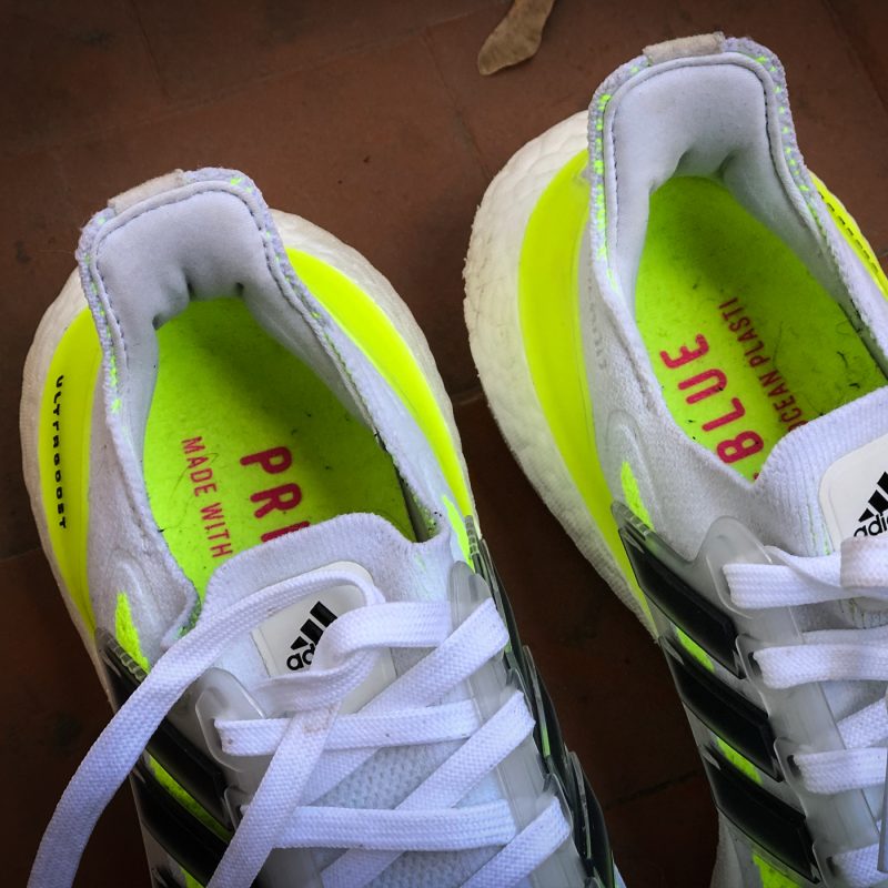 Наш выбор: стильные кроссовки adidas Ultraboost 21 для бега по городу. Изображение номер 4