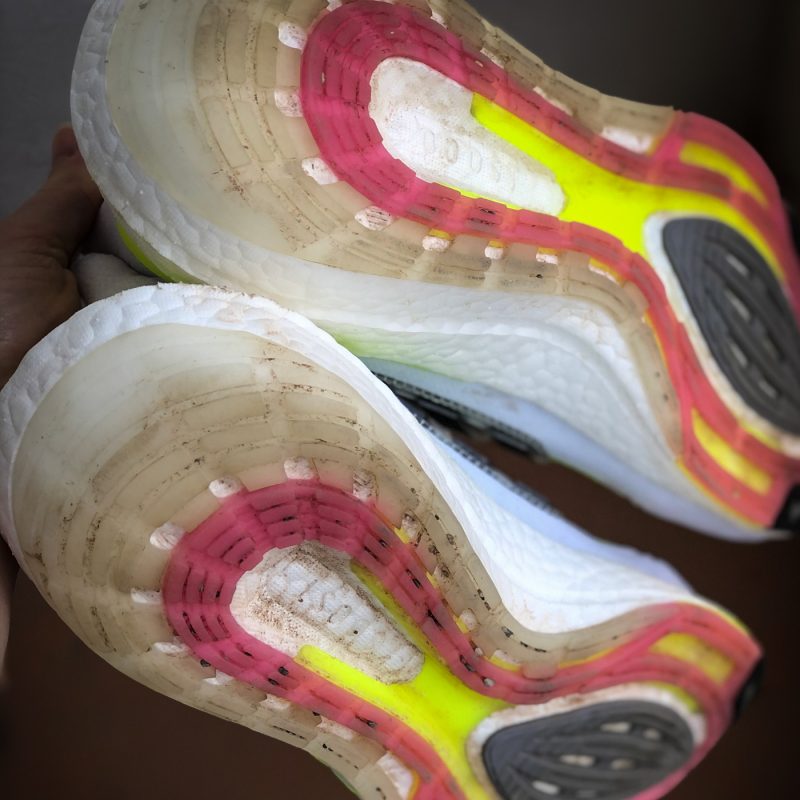 Наш выбор: стильные кроссовки adidas Ultraboost 21 для бега по городу. Изображение номер 11