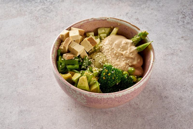 Изображение рецепта Зелёный боул с хумусом из горошка с авокадо