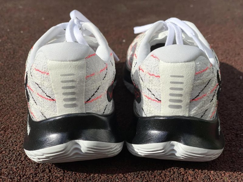 Наш выбор: очень лёгкие кроссовки для бега UA Flow Velocity Wind. Изображение номер 3