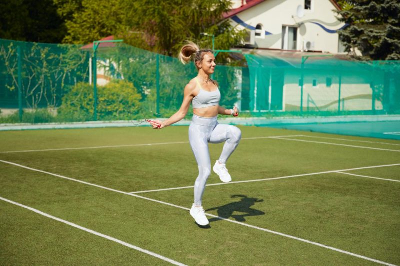 Как избавиться от лишнего веса при помощи скакалки: 7 жиросжигающих упражнений. Изображение номер 9