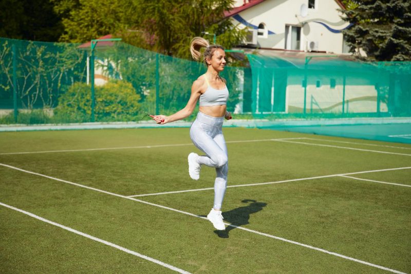 Как избавиться от лишнего веса при помощи скакалки: 7 жиросжигающих упражнений. Изображение номер 10