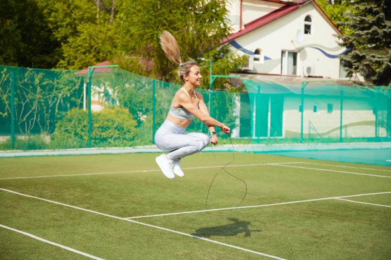 Как избавиться от лишнего веса при помощи скакалки: 7 жиросжигающих упражнений. Изображение номер 15