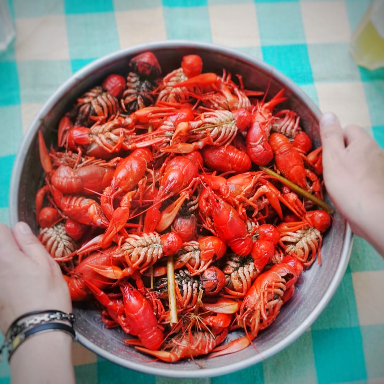 Варёные речные раки с укропом и сливочным маслом