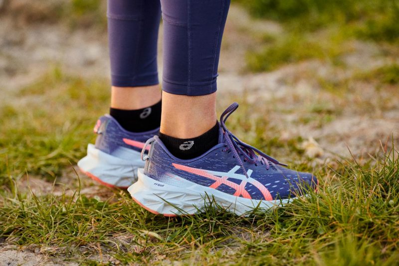 Бренд ASICS представил новую модель кроссовок NOVABLAST™ 2 для бега на короткие дистанции. Изображение номер 1