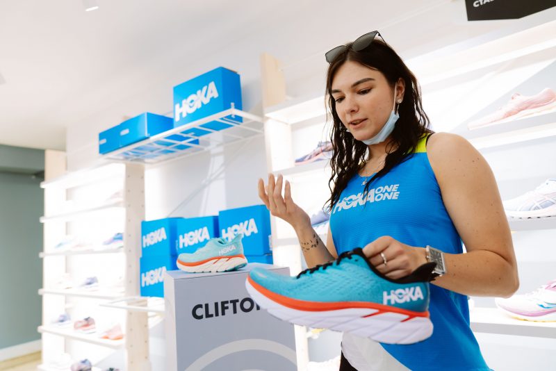 Бренд HOKA ONE ONE представил новые беговые кроссовки Clifton 8. Изображение номер 1