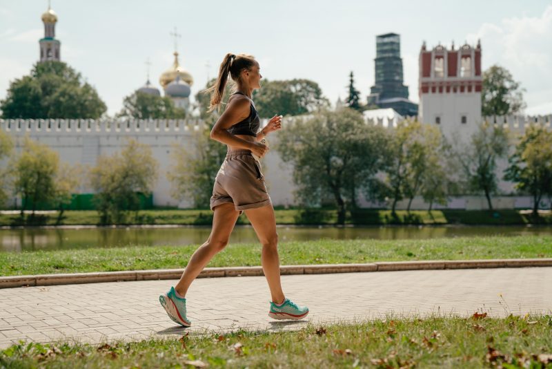 Бренд HOKA ONE ONE представил новые беговые кроссовки Clifton 8. Изображение номер 6