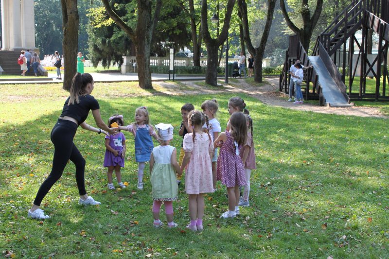 Инструкторы сети фитнес-клубов World Class проведут бесплатные тренировки в усадьбе «Архангельское» для взрослых и детей. Изображение номер 2