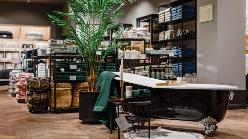 В Москве открылся самый большой магазин H&M в России. Изображение номер 3