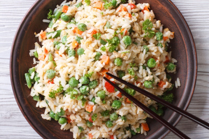 Изображение рецепта Жареный рис с овощами, который бы понравился герою телесериала «Друзья» Чендлеру