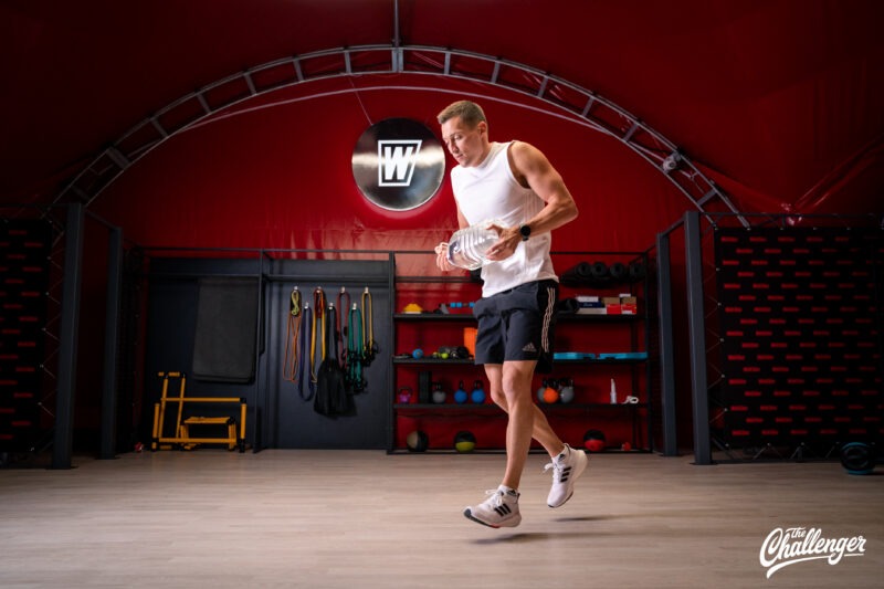 Силовая тренировка с пятилитровкой от олимпийского чемпиона Александра Легкова. Изображение номер 6