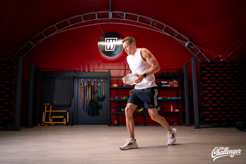 Силовая тренировка с пятилитровкой от олимпийского чемпиона Александра Легкова. Изображение номер 5