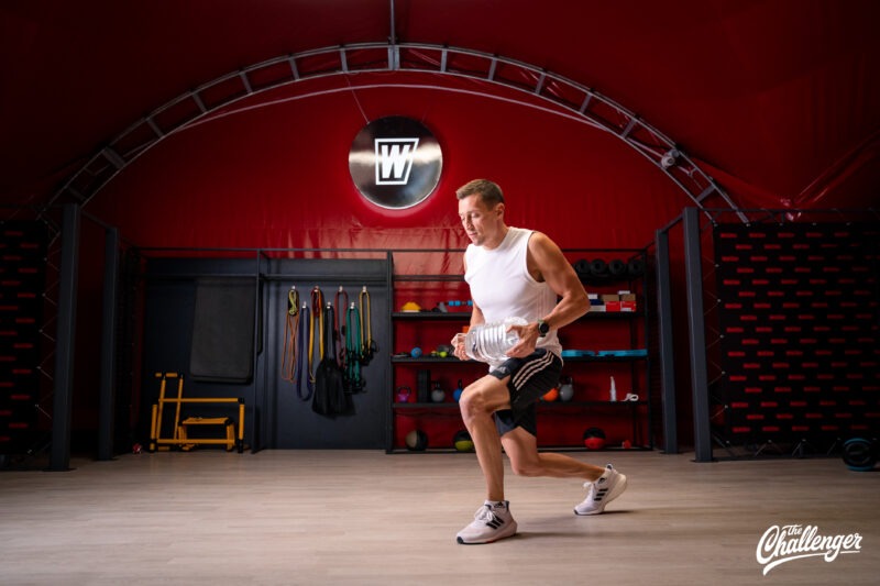 Силовая тренировка с пятилитровкой от олимпийского чемпиона Александра Легкова. Изображение номер 7