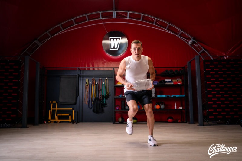 Силовая тренировка с пятилитровкой от олимпийского чемпиона Александра Легкова. Изображение номер 11