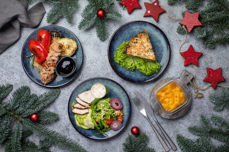 Блюда для новогоднего стола можно заказать при помощи сервиса «ВкусМил» от «ВкусВилл». Изображение номер 1