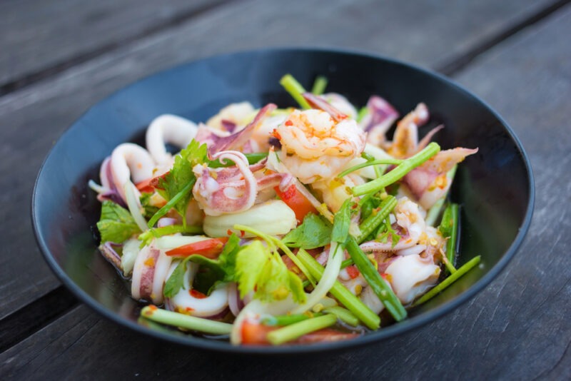 Изображение рецепта Тёплый салат из кальмаров и личи