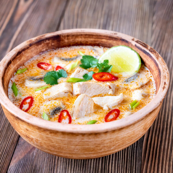 Тайский суп Том Кха с курицей и кокосовым молоком